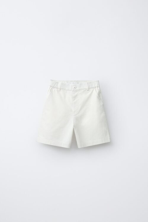 Short garçon en lin naturel écru clair, taille enfant, ceinture élastiquée et poches (produit visible)