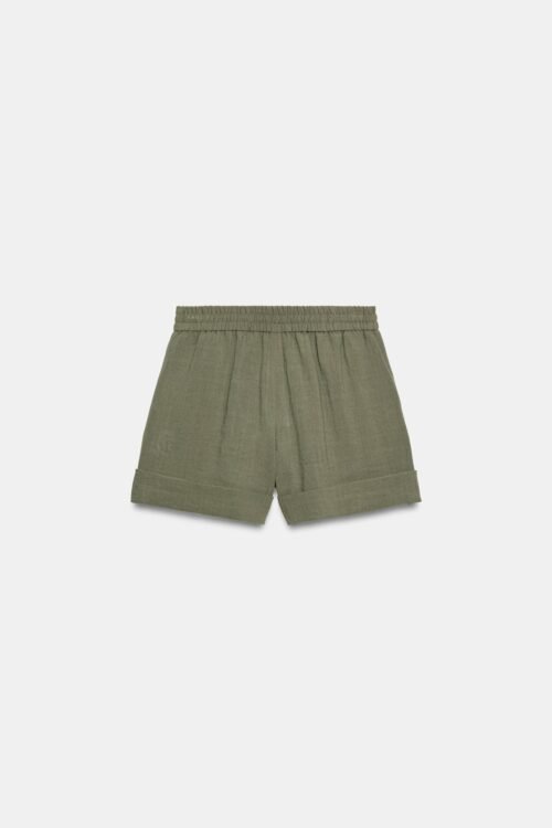 Short chino femme en coton bio kaki avec taille élastiquée et revers, vue dos, produit sur fond clair