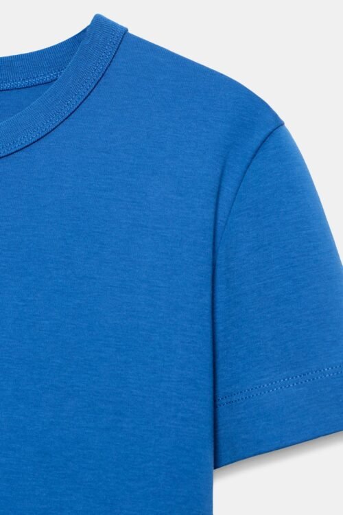 T-shirt Coton Bio Bleu Électrique Détail T-shirt femme en coton bio bleu électrique vue détail col et manchette, texture lisse du tissu