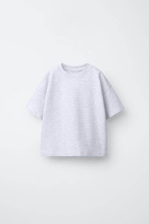 T-shirt garçon coton bio gris uni, encolure ronde, manches courtes, présenté à plat