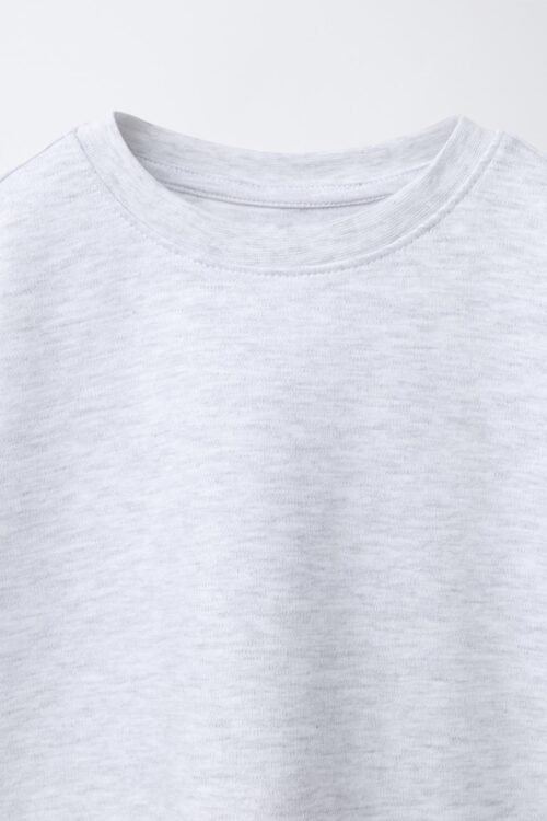 T-shirt garçon coton bio gris uni col rond, gros plan sur le buste et le col, tissu doux