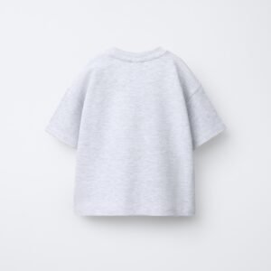 T-shirt garçon coton bio gris clair, dos visible, manches courtes, style basique et neutre