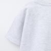 T-shirt garçon coton bio gris clair uni, détail épaule et manche courte pour enfant