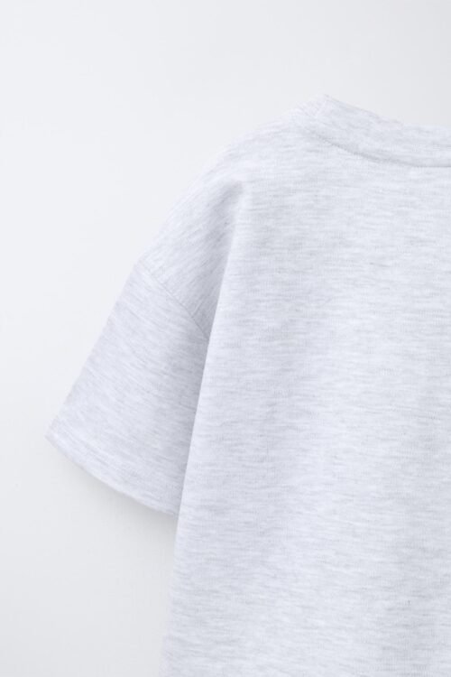 T-shirt garçon coton bio gris clair uni, détail épaule et manche courte pour enfant