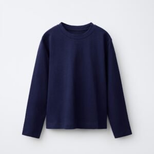 T‑shirt garçon en coton bio bleu marine manches longues, col rond, vue face sur fond clair