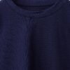 T-shirt Coton Bio Marine Col Detail T-shirt garçon coton bio marine col rond simple visible en gros plan, tissu uni et couture nette