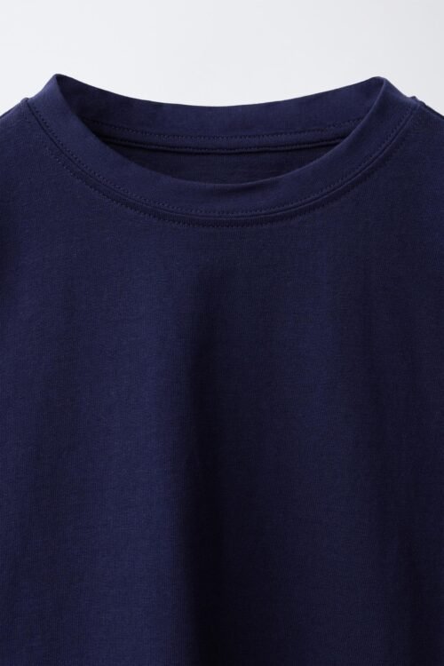 T-shirt Coton Bio Marine Col Detail T-shirt garçon coton bio marine col rond simple visible en gros plan, tissu uni et couture nette
