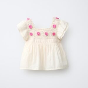 T-shirt fille en lin écru avec broderies roses en forme de fleurs, manches courtes volantées