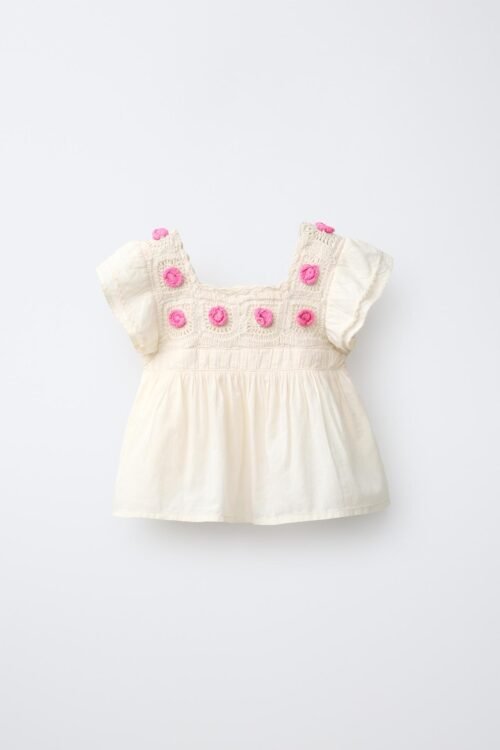 T-shirt fille en lin écru avec broderies roses en forme de fleurs, manches courtes volantées