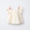 T-shirt fille en lin écru dos avec bretelles crochetées et petits motifs roses, taille enfant