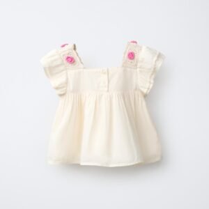 T-shirt fille en lin écru dos avec bretelles crochetées et petits motifs roses, taille enfant