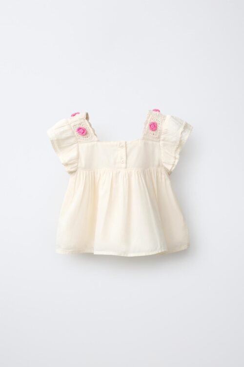 T-shirt fille en lin écru dos avec bretelles crochetées et petits motifs roses, taille enfant