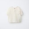 T-shirt garçon en lin écru clair à poche poitrine et bouton col, vue produit sur fond blanc