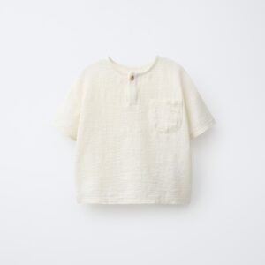 T-shirt garçon en lin écru clair à poche poitrine et bouton col, vue produit sur fond blanc
