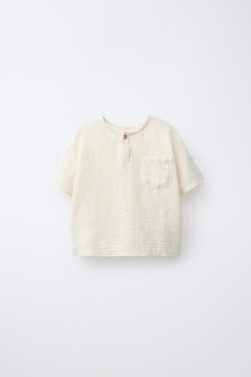 T-shirt garçon en lin écru clair à poche poitrine et bouton col, vue produit sur fond blanc