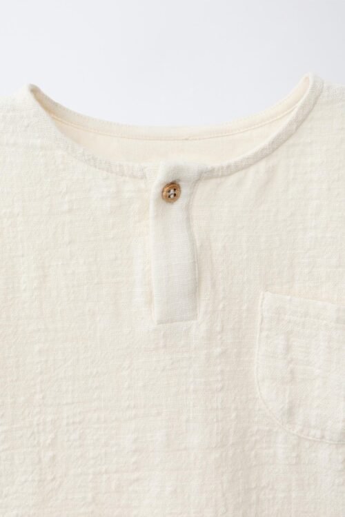 T-shirt garçon en lin écru à bouton bois, col rond et poche poitrine, taille enfant