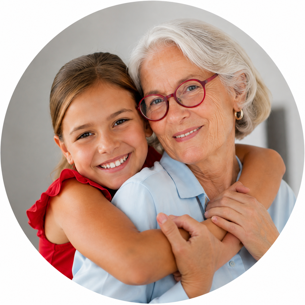 Grand‑mère souriante aux lunettes rouges étreinte par sa petite‑fille en robe rouge, portrait chaleureux
